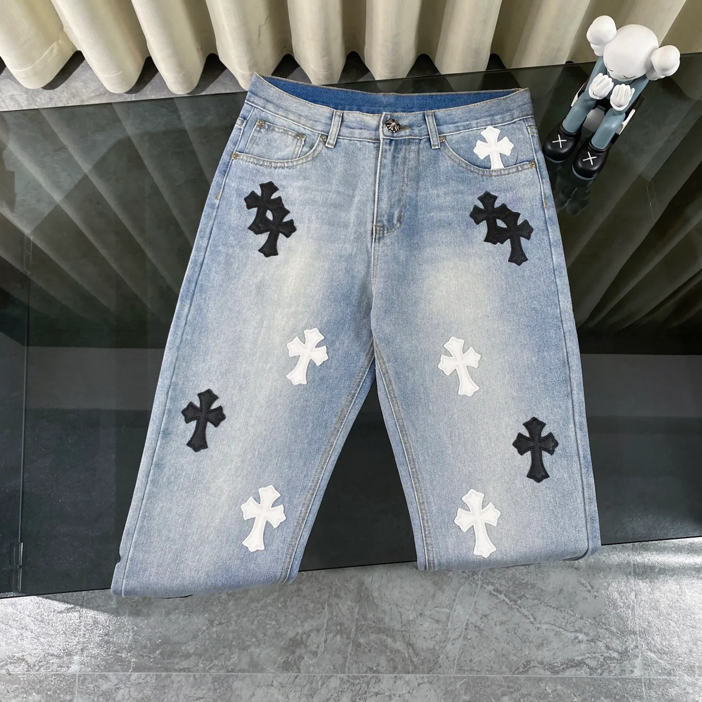 P240 CH Chromehearts black and white cross patch leather jeans, priced at 34W level, patchwork cross pattern embellishment, washed jeans! ! An absolutely high-end luxury product, a 1.9W-level god-level single product, a super popular product, made by top heavy industry, a magic weapon that cannot be missed! [About Zangyin] This is an extremely luxurious fashion brand that can also be called the aristocracy of the high street. It has always been an exclusive brand for some hipsters or rich second generations. Compared with ordinary high streets, it is more luxurious and noble. Compared with luxury brands, it is more fashionable and individual. It has always been a brand that I have a special liking for. [Top heavy industry fashion design] Consistently high-street luxury style. Speaking of this style, the Zangyin family and GU family are definitely the leading representative brands. Especially the Zangyin family has really achieved a state-of-the-art effect in creating high-street style. The unique washed material is used to create this style. The color system is already quite eye-catching. After it is decorated with patchwork cross flowers, it cleverly highlights the charm of the brand. Secondly, this style uses classic The high-waist cutting design highlights the long legs and fashionable temperament of the upper body. The brand is highly recognizable and the slim fit configuration is more suitable for daily wear. It is a product that interprets personality, fashion, and specifications at a glance. This single product is enough to make any fan excited. It can be a white T-shirt for a youthful college style, or a tight suspender for a royal style. It has strong matching ability and can be easily controlled by men.  [Materials and craftsmanship] Needless to say, this point goes without saying. As an excellent craftsman brand, Zangyin’s requirements for details and craftsmanship are really perfect. The washed color of this model has gone through so many processes, not to mention the embellishment of denim appliques. It is also purely hand-made and sewn. Just like what they believe in, only hand-made things have soul and have the meaning of wear. A top-notch heavy-duty fashionable denim item, I look forward to your perfect interpretation! !  Color: blue Size: 28-36